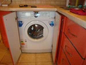 Instalace vestavěné pračky pod pracovní desku