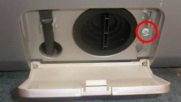 limpando a bomba de drenagem da máquina de lavar