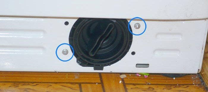 vypouštěcí filtr v autě Indesit