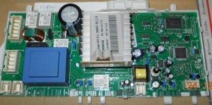 elektronický modul ve voze Indesit