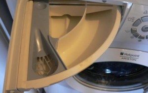 Kam nalít kondicionér v pračce Hotpoint-Ariston?