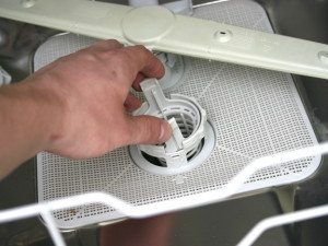 Reinigung des Filters in der Spülmaschine