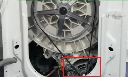 k motoru se dostanete přes servisní poklop