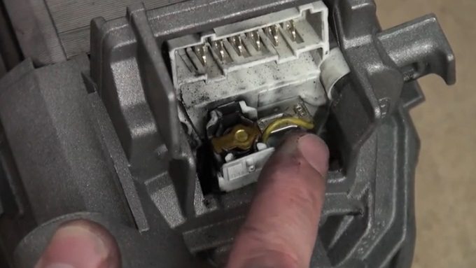 kde jsou kartáče na motoru