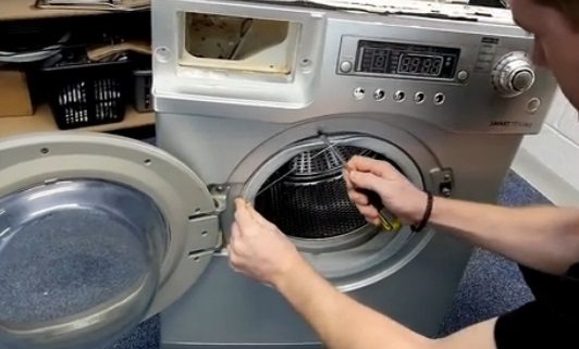 irrottamalla mansetin puristimen