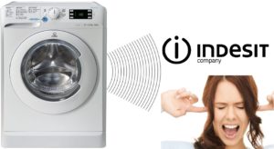 Pračka Indesit během odstřeďování chrastí