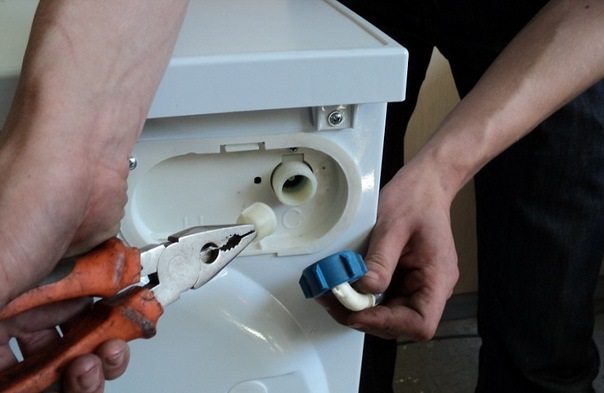 čištění průtokového filtru pračky Indesit