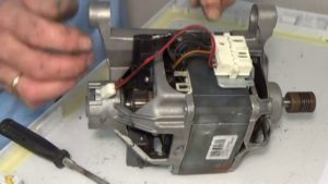 motor z pračky Ariston