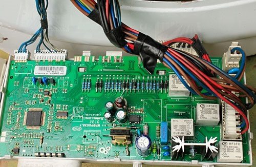 deska elektronického modulu a kabeláž
