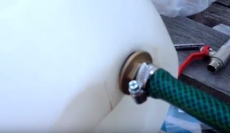 připojte hadici ke kanystru a zajistěte ji svorkou