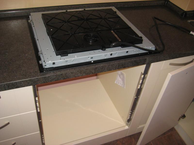 proces instalace myčky pod varnou desku