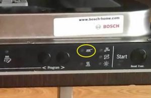 V myčce nádobí Bosch bliká kontrolka štětce