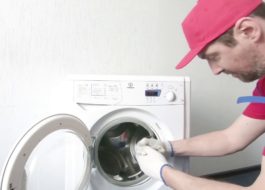 Dveře SM Indesit se nezavírají