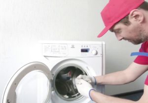 Dvířka pračky Indesit se nezavírají