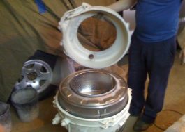 demontovaný tank Indesit
