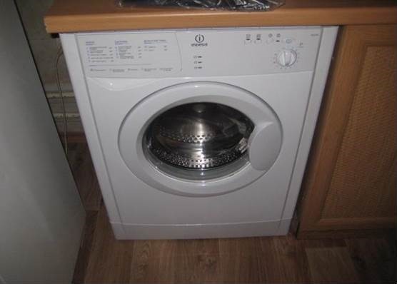 možnost instalace Indesitu v kuchyni