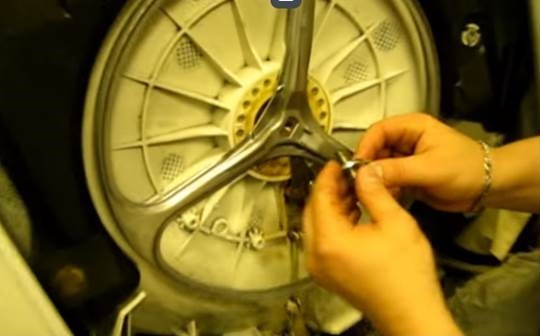 i-unscrew ang bolt na humahawak sa pulley