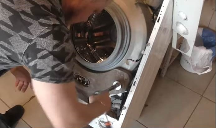 odšroubujte protizávaží
