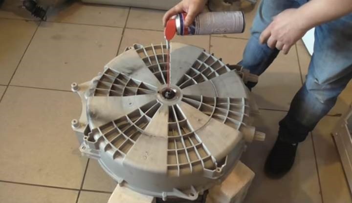 Zaseknutý díl namažte přípravkem WD-40