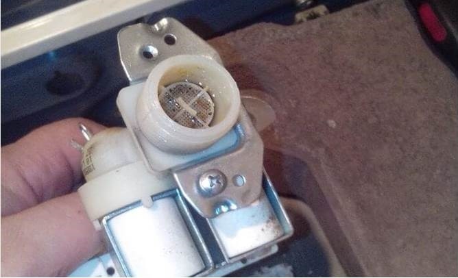 remove the filling valve and clean the mesh