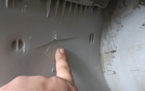 prasklina v nádrži způsobila netěsnost