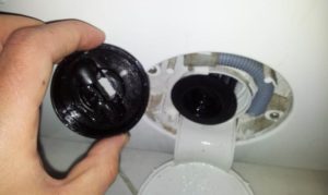 Wees voorzichtig bij het losschroeven, anders kan het filter breken.