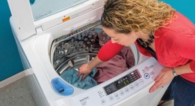 Pračky s horním plněním mají obvykle úzký poklop, ale existují výjimky