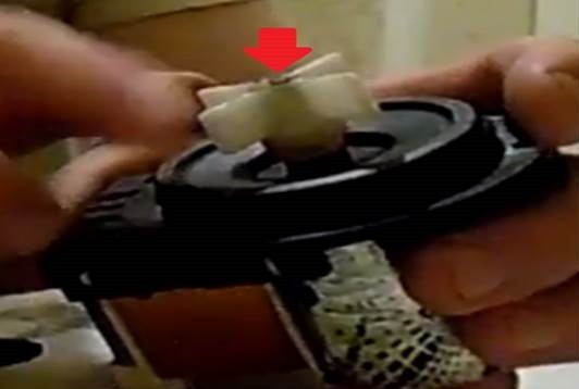 skær plastikspidsen af ​​pumpehjulet af med en hacksav