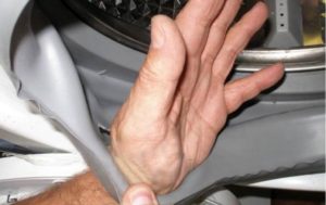 Může dojít k úniku v důsledku roztrženého těsnění poklopu