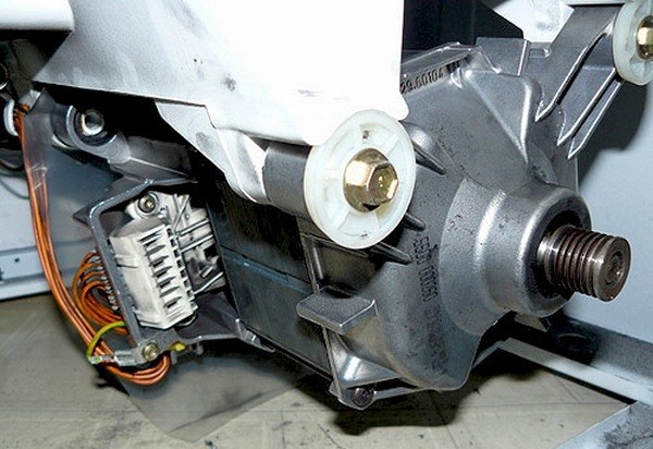 odvrnite motor perilice rublja i uklonite ga