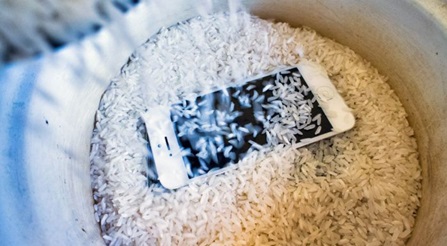 dát telefon do rýže