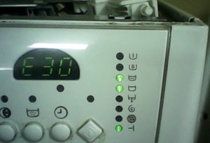 Chyba E30 v pračce Electrolux