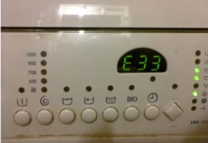 Chyba E33 v pračce Electrolux