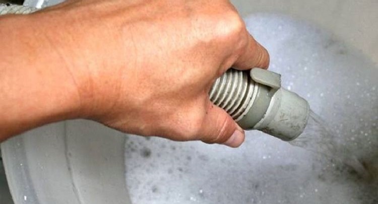 proces čištění vypouštěcí hadice
