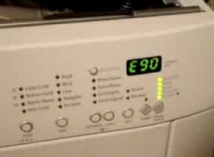 Chyba E90 v pračce Zanussi