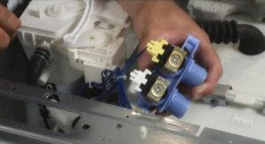 zkontrolujte funkčnost plnicího ventilu