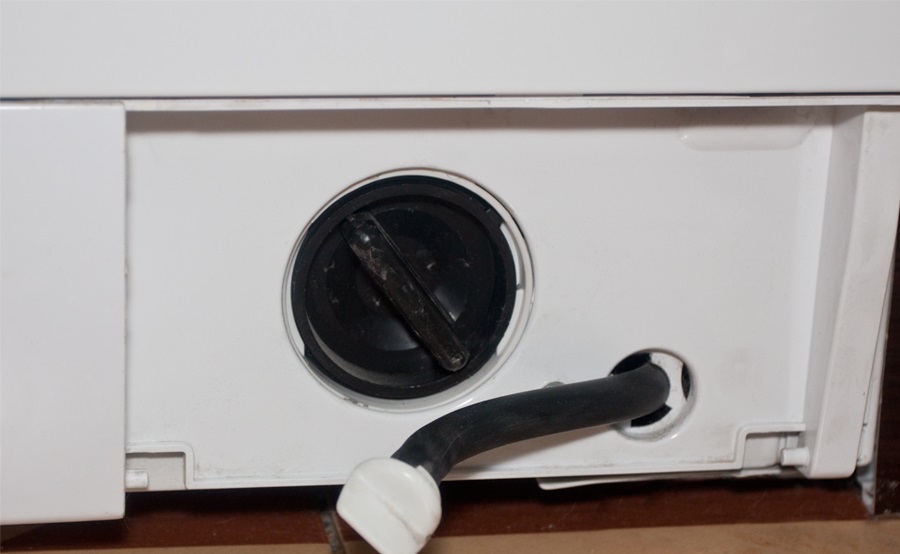 Vodu můžete vypustit přes zátku filtru