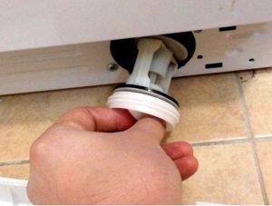 Di manakah penapis longkang di mesin basuh Indesit?