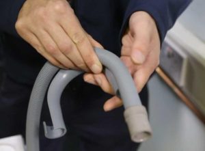 Jak vyčistit vypouštěcí hadici v pračce Indesit?
