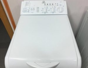 Poruchy pračky Indesit s horním plněním
