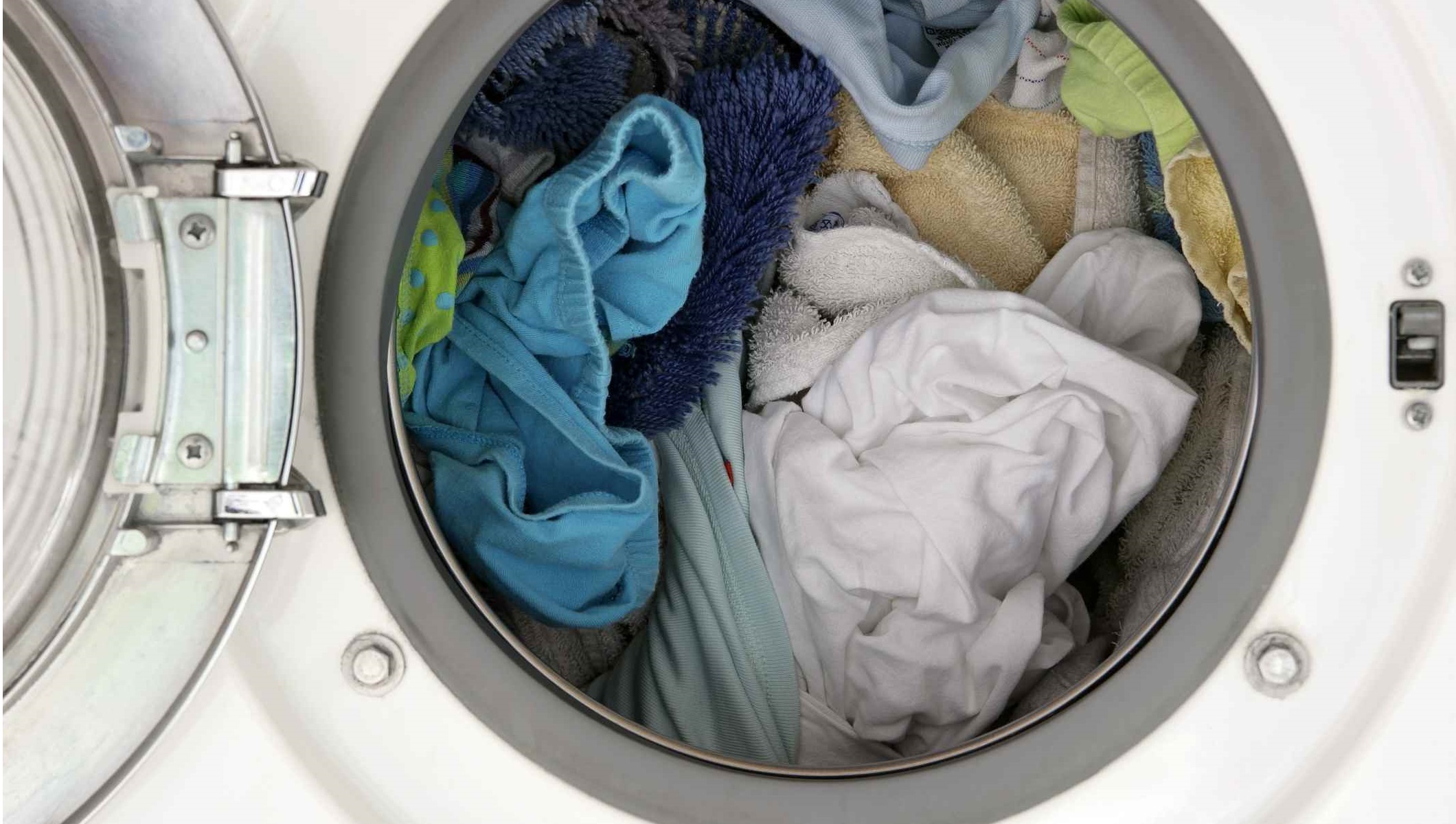 Buben SM Indesit je plný prádla