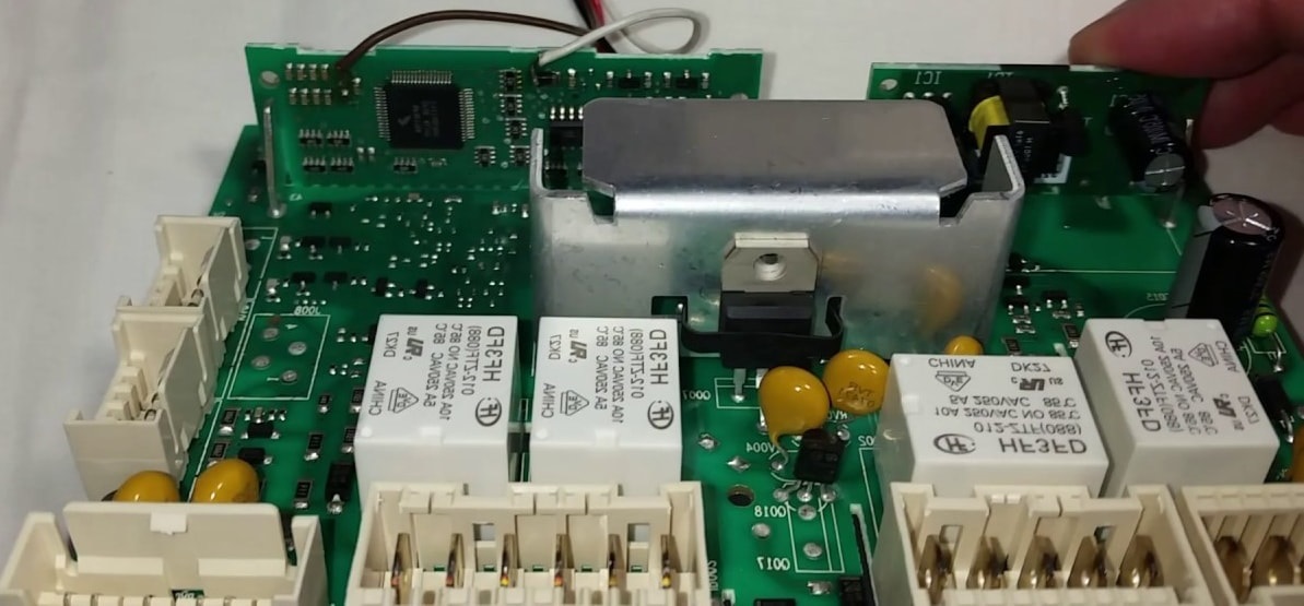 Došlo k poruše elektronického modulu Indesit