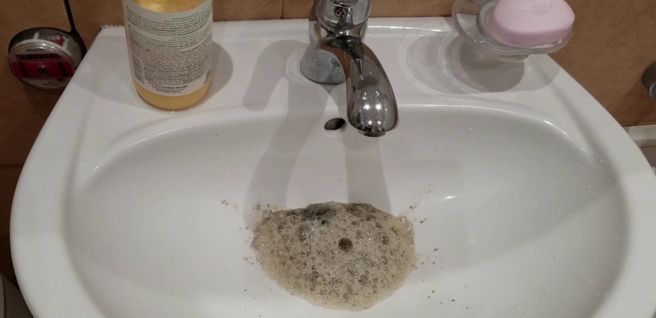 zkontrolujte, zda není ucpaný odtok