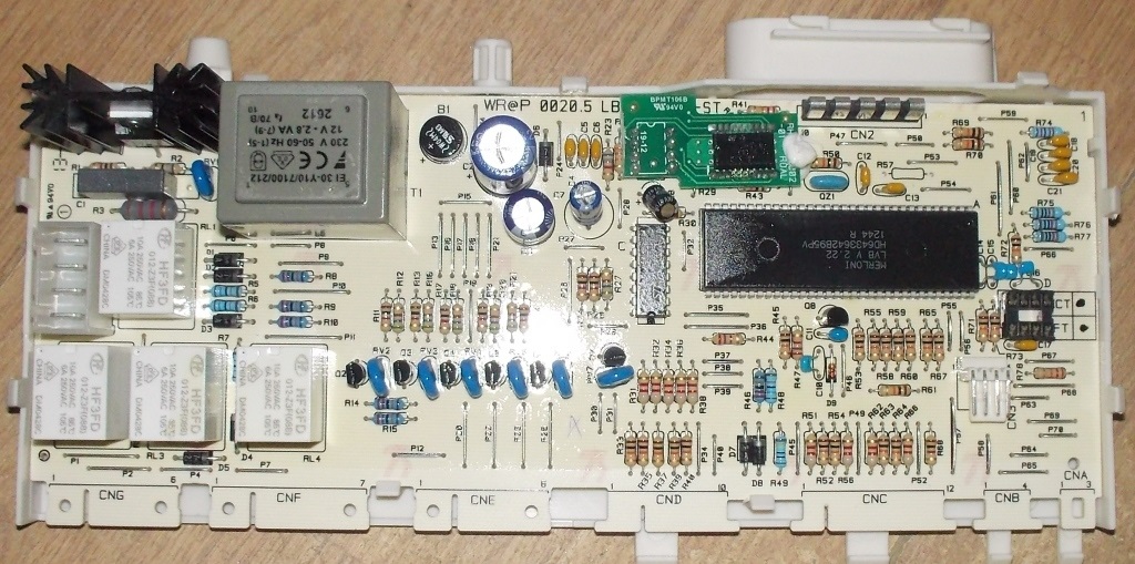 Elektronický modul Indesit je rozbitý
