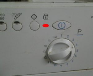 Zámek na pračce Indesit bliká