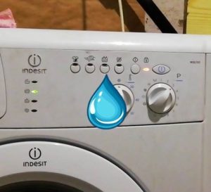 Pračka Indesit se neustále plní vodou