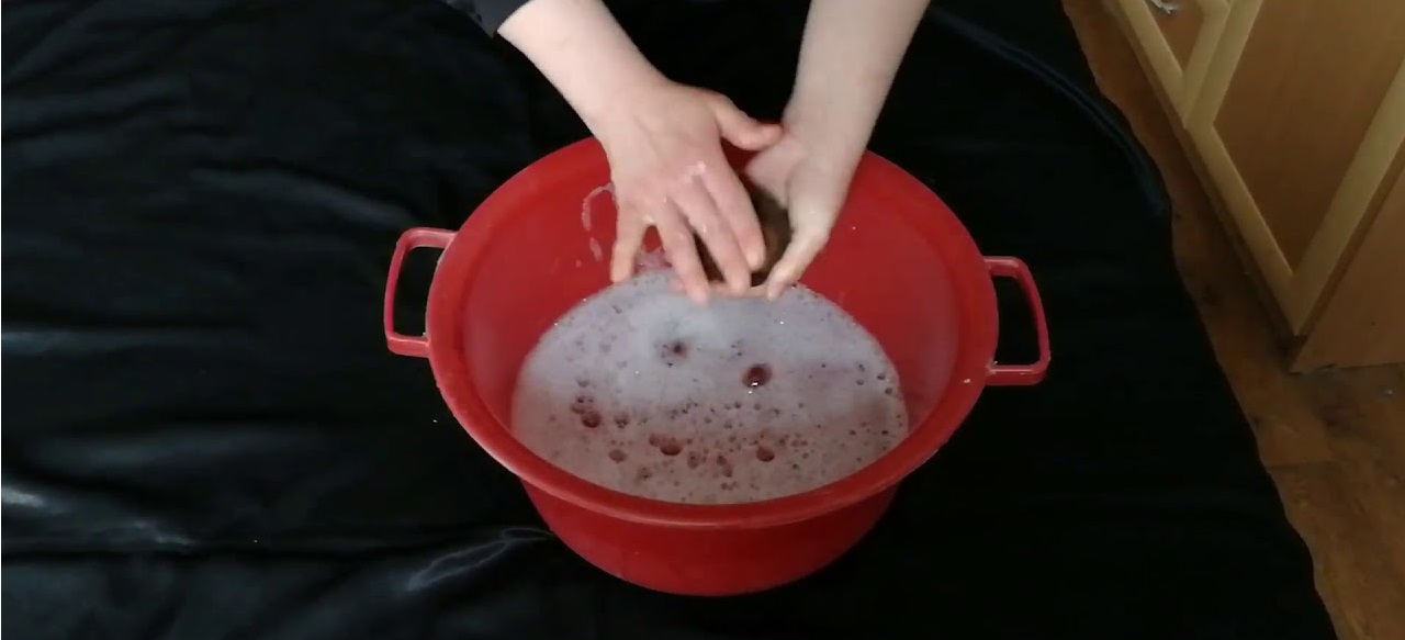 punčochy vložte do misky s vodou