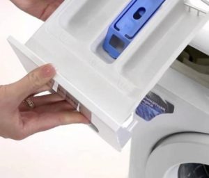 Jak vyjmout zásobník na prášek v pračce Samsung?