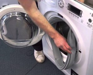 Jak sundat manžetu z bubnu pračky Samsung?