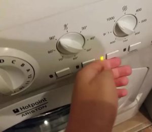 Jak restartovat pračku Hotpoint Ariston?